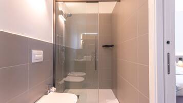 Dusche, Haartrockner, Bidet, Handtücher