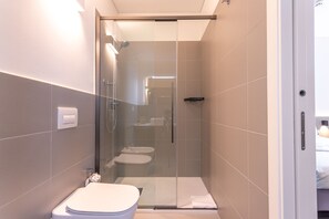 Dusj, hårføner, bidé og håndklær