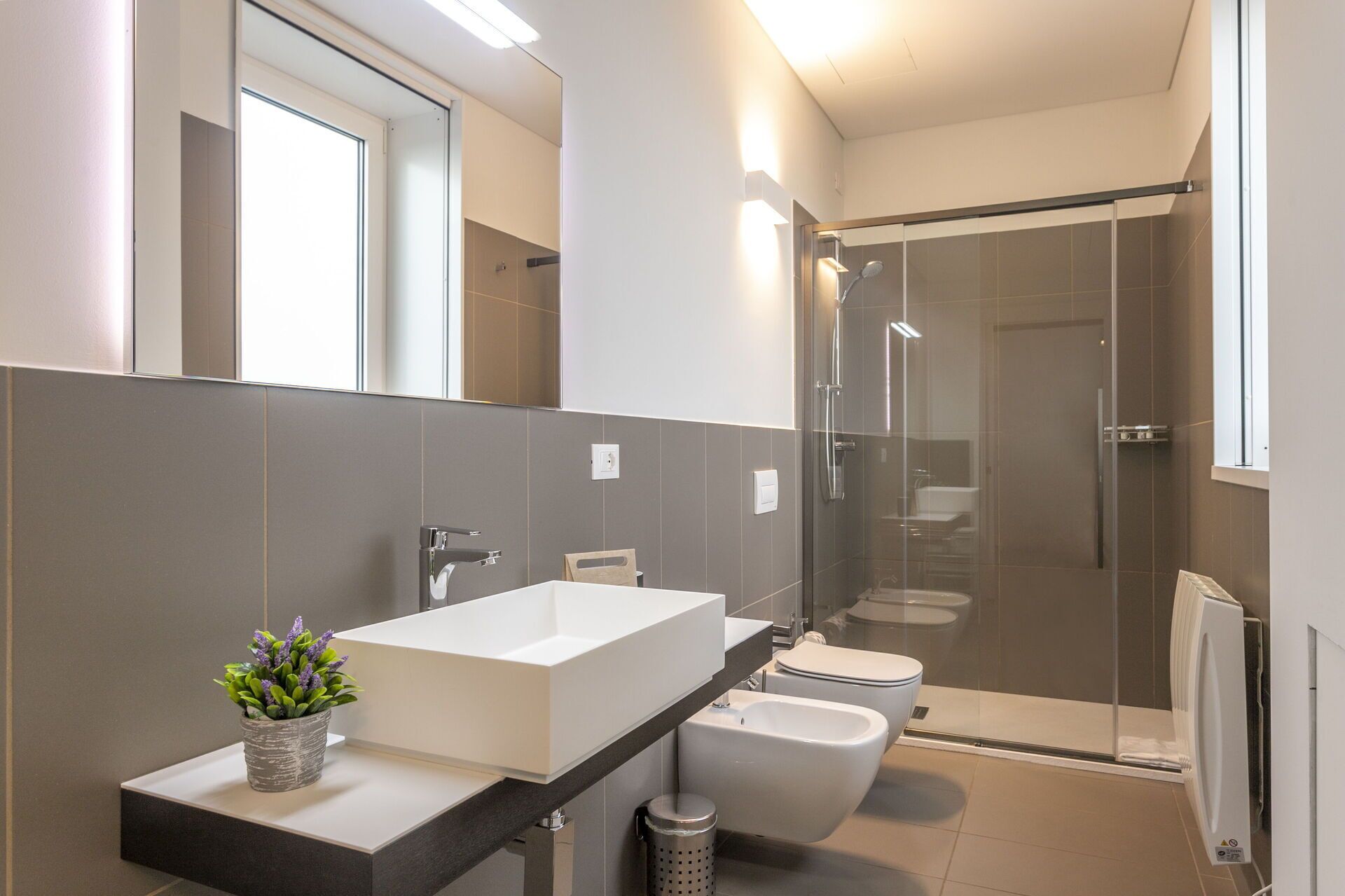 Douche, sèche-cheveux, bidet, serviettes fournies