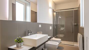 Douche, sèche-cheveux, bidet, serviettes fournies