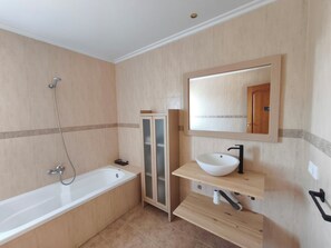 Shower, hair dryer, bidet, towels
