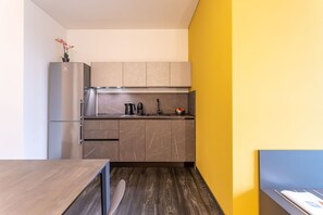 Fridge, stovetop, dishwasher, coffee/tea maker