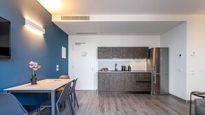 Coffee/tea maker, fridge, stovetop, dishwasher - Htm Tower - 1304 Executive Terrazza by Halldis (Mestre)