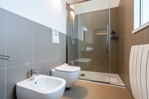 Ducha, secador de pelo, bidé y toallas
