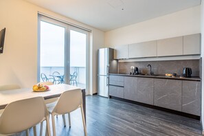 Fridge, stovetop, dishwasher, coffee/tea maker