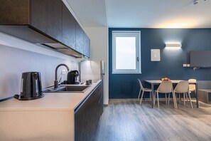 Fridge, stovetop, dishwasher, coffee/tea maker