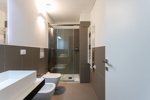 Dusj, hårføner, bidé og håndklær