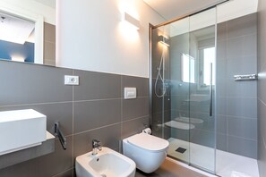 Een douche, een haardroger, een bidet, handdoeken