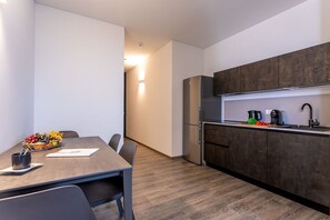 Fridge, stovetop, dishwasher, coffee/tea maker