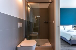 Douche, sèche-cheveux, bidet, serviettes fournies