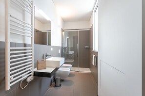 Dusj, hårføner, bidé og håndklær