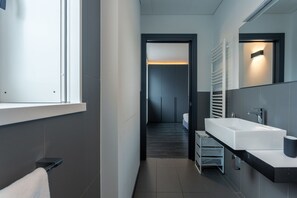 Regadera, secadora de cabello, bidet, toallas