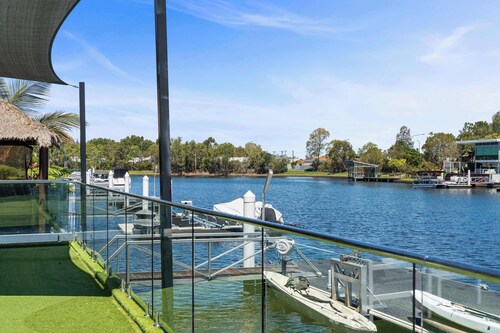 Canalhouse Caloundra: Pontoon, Pool & Pizza Nights