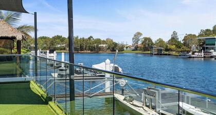 Canalhouse Caloundra: Pontoon, Pool & Pizza Nights