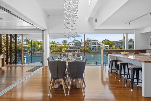 Canalhouse Caloundra: Pontoon, Pool & Pizza Nights