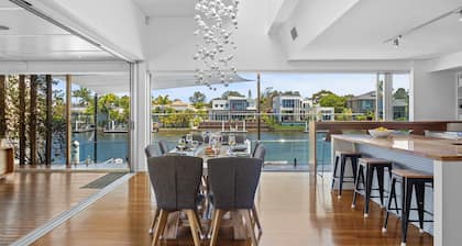 Canalhouse Caloundra: Pontoon, Pool & Pizza Nights