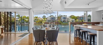 Canalhouse Caloundra: Pontoon, Pool & Pizza Nights