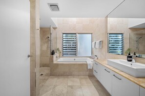 Dusche, Haartrockner, Handtücher, Shampoo