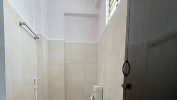 Douche, sĂšche-cheveux, serviettes fournies, savon