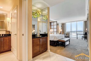 Desk, iron/ironing board, WiFi, bed sheets