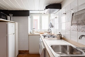 Frigorífico, horno, placa de cocina y lavavajillas