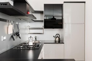 Kühlschrank, Geschirrspüler, Wasserkocher mit Kaffee-/Teezubehör