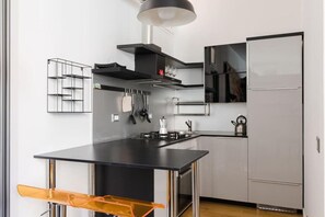 Kühlschrank, Geschirrspüler, Wasserkocher mit Kaffee-/Teezubehör