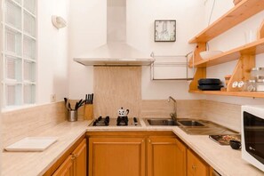 Fridge, dishwasher, coffee/tea maker