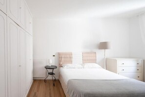 1 sovrum, skrivbord, strykjärn/strykbräda och gratis wi-fi