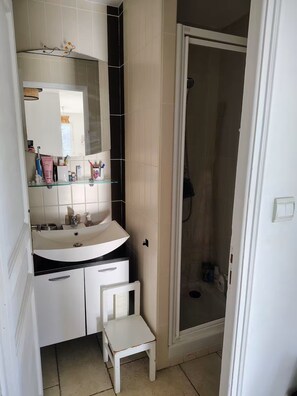 Shower, hair dryer, towels, soap - Quiet family home with garden and view (Grasse)