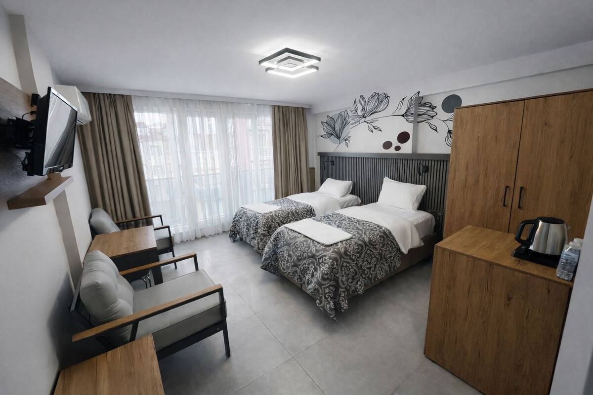 尊榮雙床房 | 高級寢具、Tempur-Pedic 床墊、迷你吧、筆電工作空間