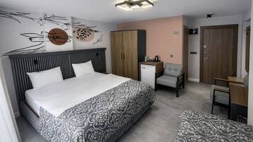 Classic-Dreibettzimmer | Hochwertige Bettwaren, Tempur-Pedic-Betten, Minibar