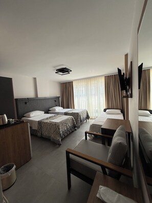 Quarto triplo premium | Roupas de cama antialérgicas, camas Tempur-Pedic, quartos à prova de som