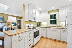 Fridge, microwave, oven, coffee/tea maker