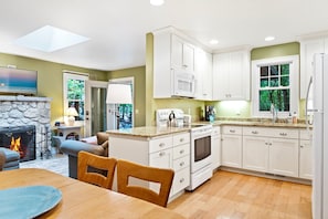 Réfrigérateur, micro-ondes, four, cafetière/bouilloire