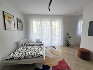 1 slaapkamer, een strijkplank/strijkijzer, wifi, beddengoed