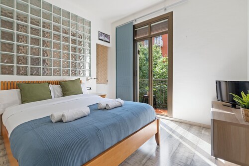 Your Barcelona Base: Cozy Apt by Sant Pau & Metro w/ AC & Balcony