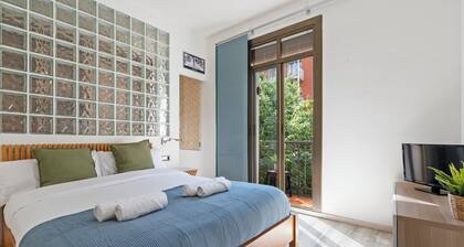 Your Barcelona Base: Cozy Apt by Sant Pau & Metro w/ AC & Balcony