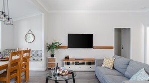 Smart TV, DVD player, stereo - Coal and Candle Couples Retreat (Cottage Point)