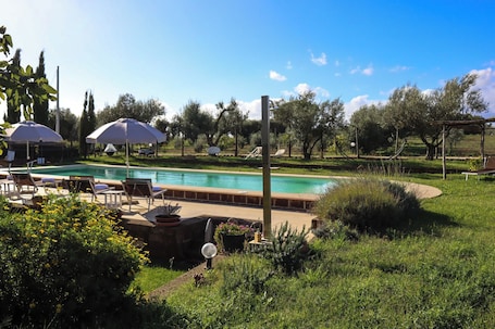 Una piscina al aire libre de temporada