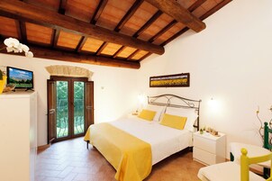 Triple Room, Garden View | Desk, soundproofing, free WiFi