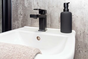 Douche, séchoir à cheveux, serviettes fournies