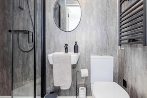 Shower, hair dryer, towels - Spacious & Bright Studio in Central Nottingham (Nottingham)