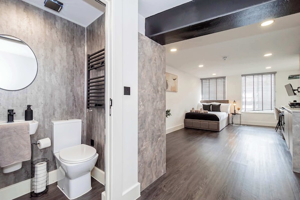 Shower, hair dryer, towels