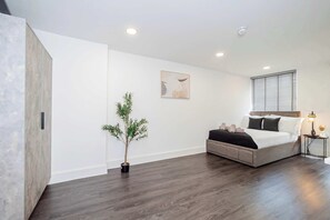 1 bedroom, desk, iron/ironing board, WiFi - Spacious & Bright Studio in Central Nottingham (Nottingham)
