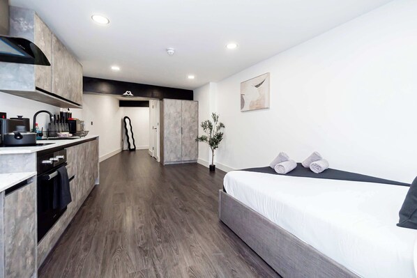 1 bedroom, desk, iron/ironing board, WiFi - Spacious & Bright Studio in Central Nottingham (Nottingham)