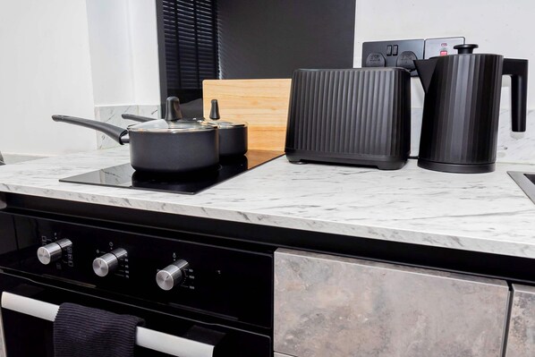 Réfrigérateur, four à micro-ondes, un four, surface de cuisson