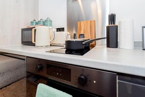 Kühlschrank, Mikrowelle, Ofen, Herdplatte