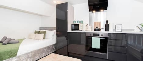 مكتب ومكواة/لوح كي وواي فاي وملاءات أسرّة