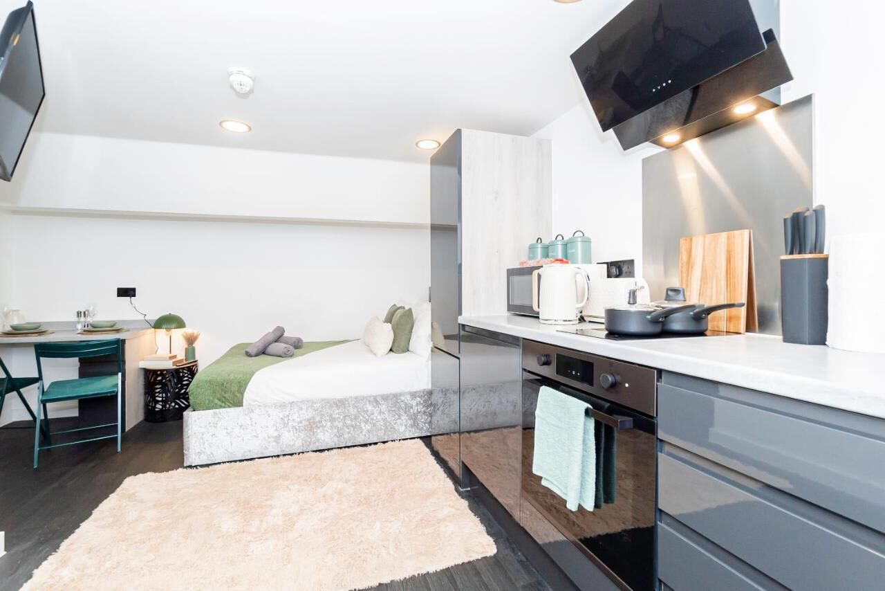 Desk, iron/ironing board, WiFi, bed sheets